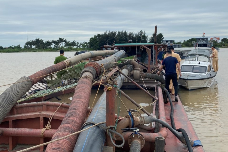 Công an huyện Vĩnh Bảo: Bắt giữ tàu hút 300m3 cát trái phép